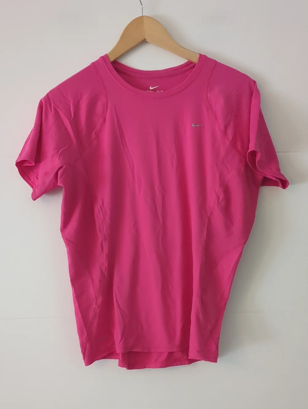 Nike Women’s Hot Pink Short Sleeve Athletic Running Gym Yoga Outdoor Hiking Tee